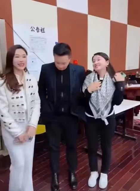 66歲閻維文罕見露面！滿臉皺紋模樣大變，和美女牽手合影引起爭議