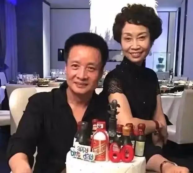 66歲閻維文罕見露面！滿臉皺紋模樣大變，和美女牽手合影引起爭議