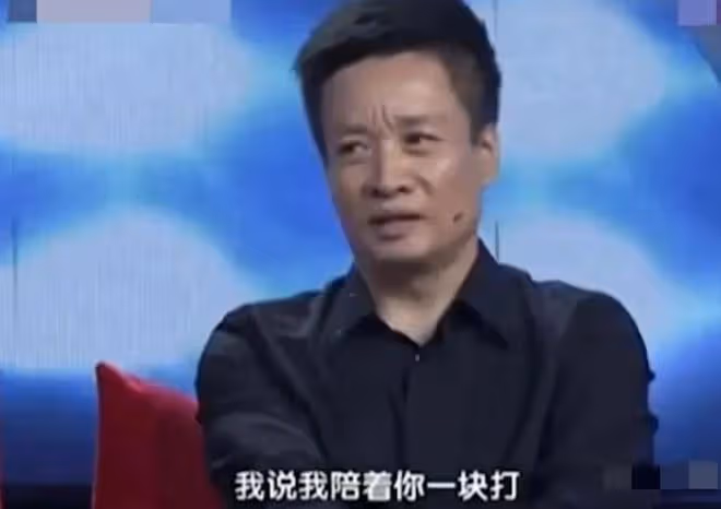 66歲閻維文罕見露面！滿臉皺紋模樣大變，和美女牽手合影引起爭議