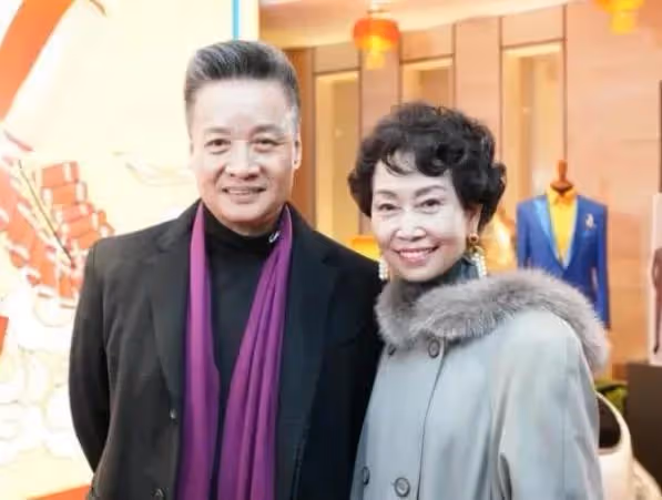 66歲閻維文罕見露面！滿臉皺紋模樣大變，和美女牽手合影引起爭議