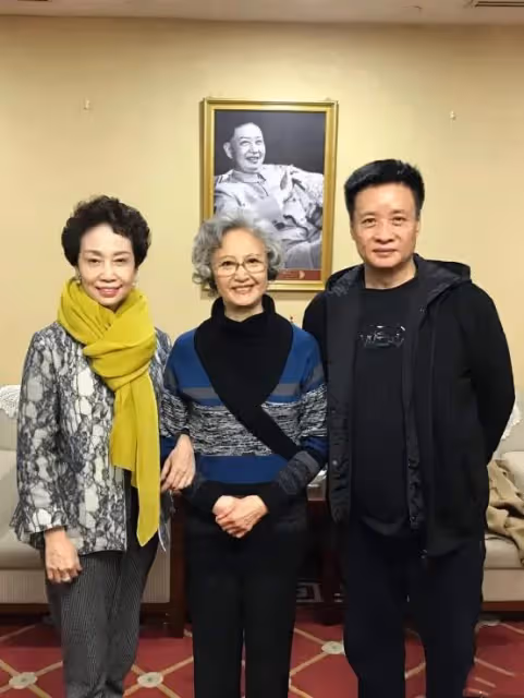 66歲閻維文罕見露面！滿臉皺紋模樣大變，和美女牽手合影引起爭議