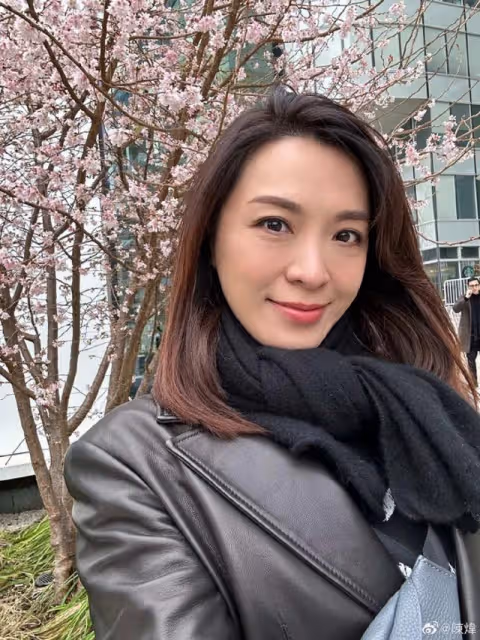 TVB實力花旦街頭拍戲被偶遇!49歲狀態佳,皮膚像剝了殼的雞蛋