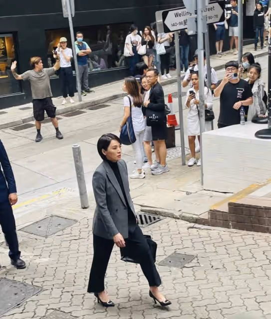 TVB實力花旦街頭拍戲被偶遇!49歲狀態佳,皮膚像剝了殼的雞蛋