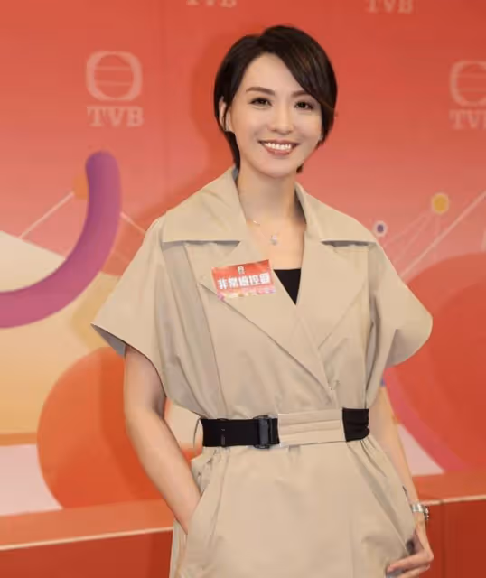 TVB實力花旦街頭拍戲被偶遇!49歲狀態佳,皮膚像剝了殼的雞蛋