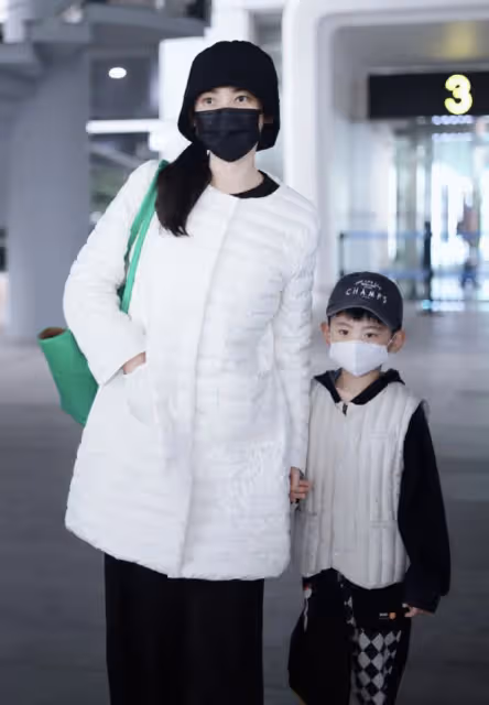 於曉光一家三口現身機場,4歲兒子帥氣可愛,秋瓷炫眼神疲憊