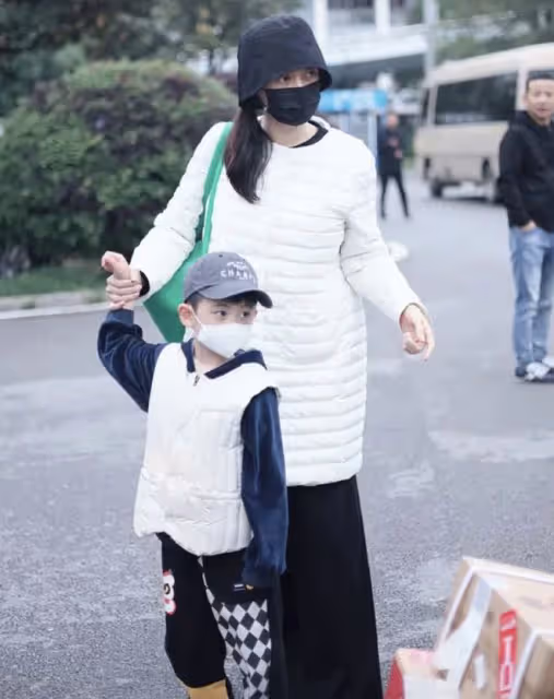 於曉光一家三口現身機場,4歲兒子帥氣可愛,秋瓷炫眼神疲憊