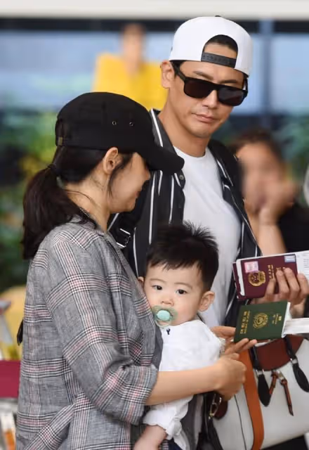 於曉光一家三口現身機場,4歲兒子帥氣可愛,秋瓷炫眼神疲憊
