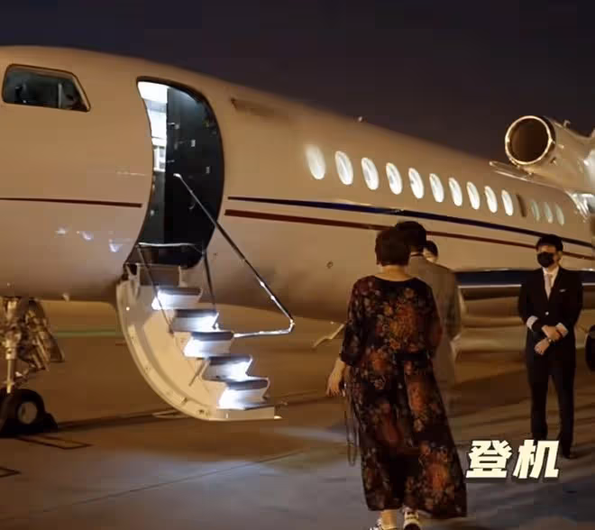 向太向華強包機回杭州,和小孫子視頻,郭碧婷兒子虎頭虎腦萌態足
