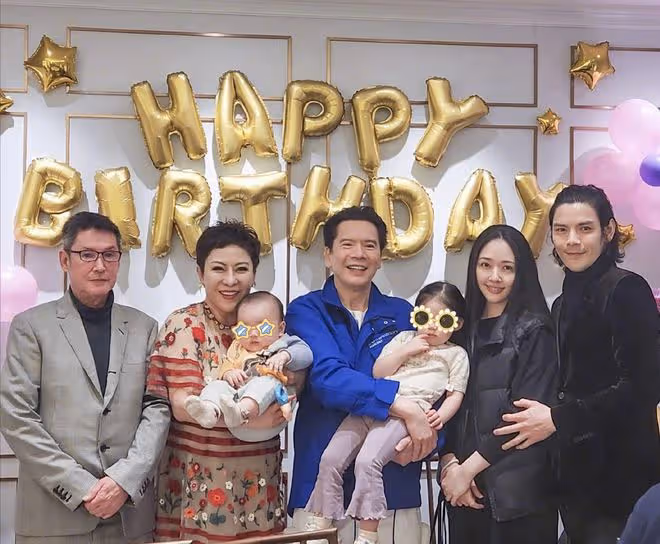 向太向華強包機回杭州,和小孫子視頻,郭碧婷兒子虎頭虎腦萌態足