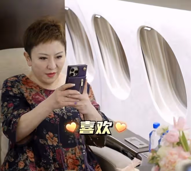 向太向華強包機回杭州,和小孫子視頻,郭碧婷兒子虎頭虎腦萌態足
