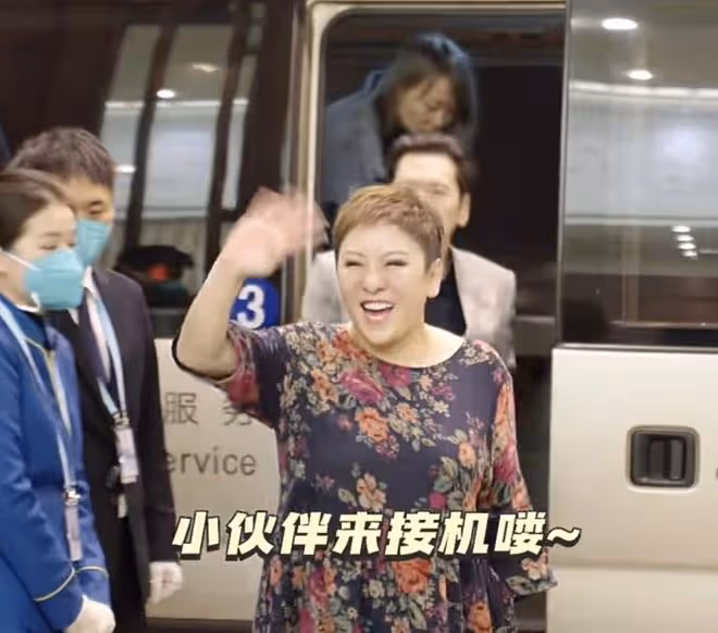 向太向華強包機回杭州,和小孫子視頻,郭碧婷兒子虎頭虎腦萌態足