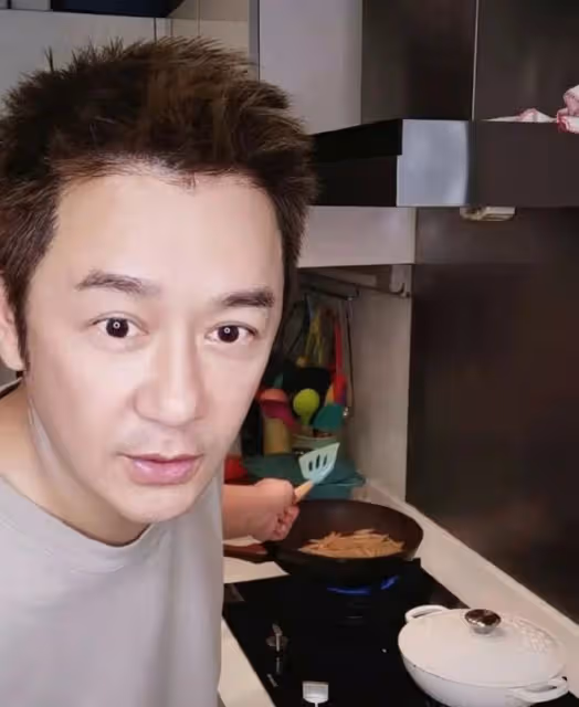 過氣港星曬70萬名表,在TVB拍戲月薪6千,來內地變大老闆