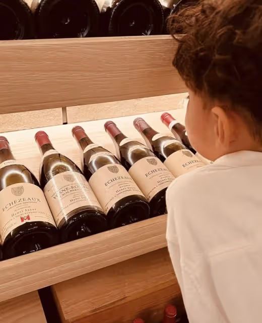 周杰倫曬兒子萌照,5歲羅密歐背著手看畫,燙了一頭卷髮時髦可愛
