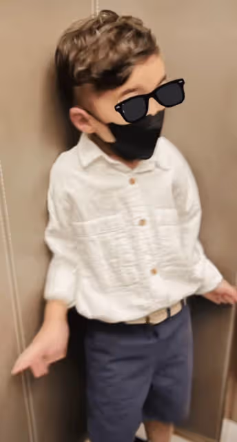 周杰倫曬兒子萌照,5歲羅密歐背著手看畫,燙了一頭卷髮時髦可愛