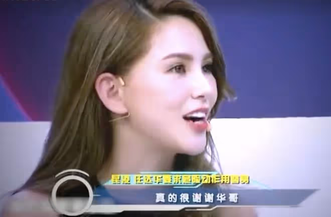 周杰倫曬兒子萌照,5歲羅密歐背著手看畫,燙了一頭卷髮時髦可愛