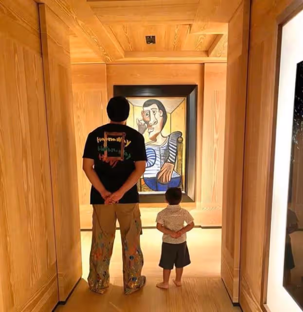 周杰倫曬兒子萌照,5歲羅密歐背著手看畫,燙了一頭卷髮時髦可愛