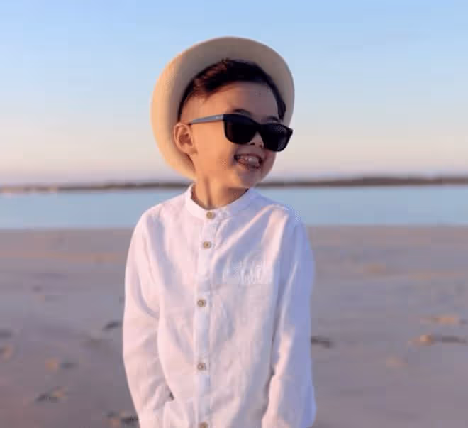 周杰倫曬兒子萌照，5歲羅密歐背著手看畫，燙了一頭卷髮時髦可愛