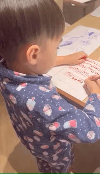 周杰倫曬兒子萌照，5歲羅密歐背著手看畫，燙了一頭卷髮時髦可愛