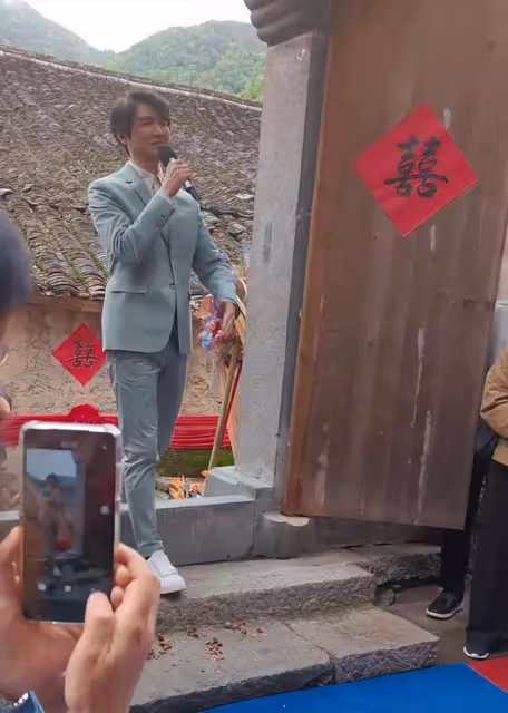眾星出席網紅婚禮:鍾漢良顯滄桑,袁弘夫婦變化大,黃曉明躲角落