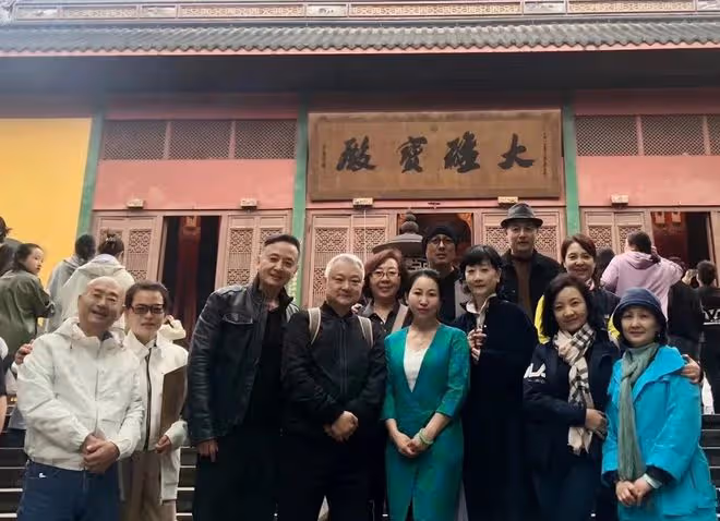 老戲骨私下聚會照曝光,多人抽菸惹爭議,室內仍吞雲吐霧動作熟練