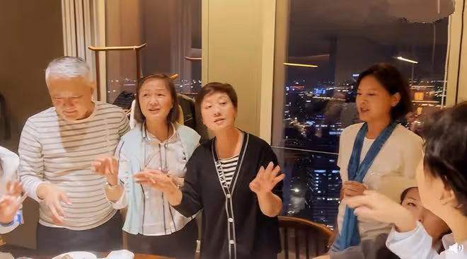老戲骨私下聚會照曝光,多人抽菸惹爭議,室內仍吞雲吐霧動作熟練