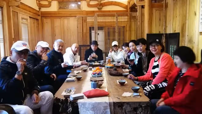 老戲骨私下聚會照曝光,多人抽菸惹爭議,室內仍吞雲吐霧動作熟練