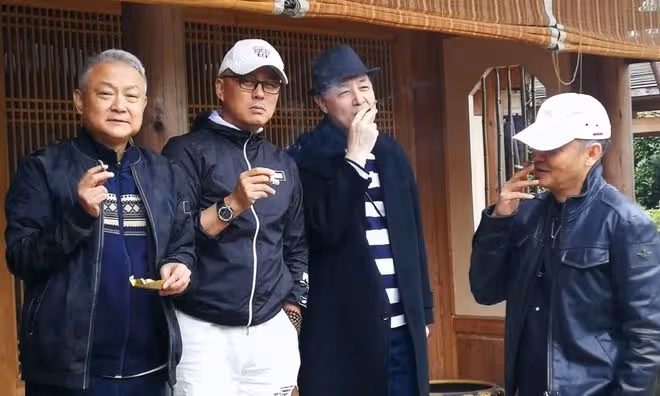 老戲骨私下聚會照曝光,多人抽菸惹爭議,室內仍吞雲吐霧動作熟練