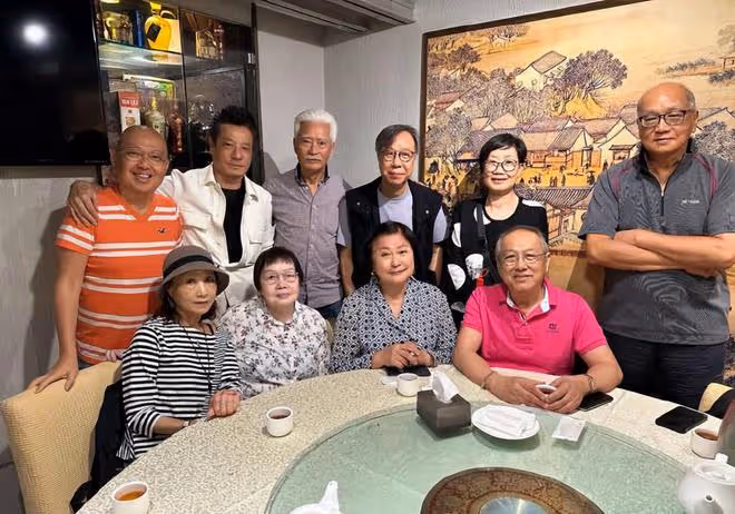 一眾老戲骨移居加拿大,久違回國齊聚酒樓喝茶,于洋高雄精神奕奕