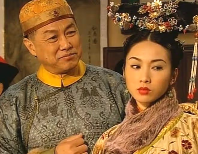 一眾老戲骨移居加拿大,久違回國齊聚酒樓喝茶,于洋高雄精神奕奕