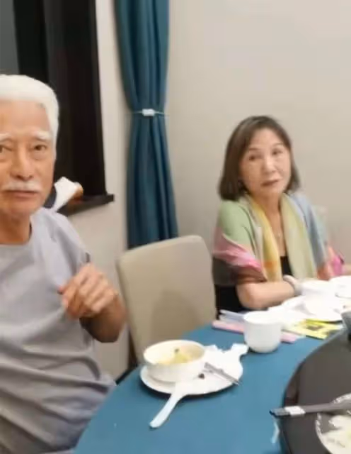 一眾老戲骨移居加拿大，久違回國齊聚酒樓喝茶，于洋高雄精神奕奕