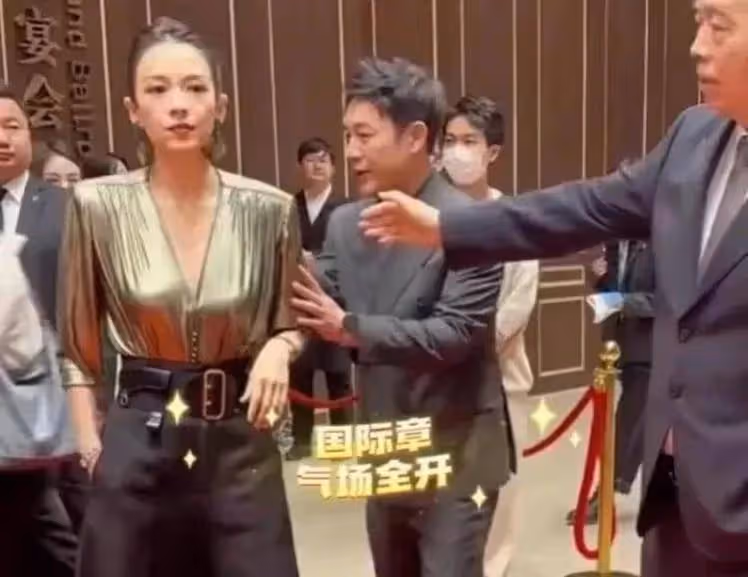 被成龍當眾灌酒，跟趙本山貼貼，跟外國男友沙灘玩嗨，章子怡好狠