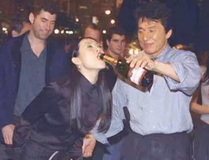 被成龍當眾灌酒，跟趙本山貼貼，跟外國男友沙灘玩嗨，章子怡好狠