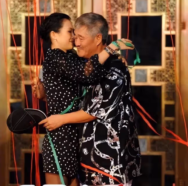 被成龍當眾灌酒,跟趙本山貼貼,跟外國男友沙灘玩嗨,章子怡好狠