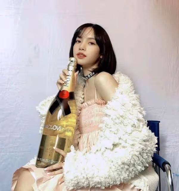 Lisa雜誌封面造型驚艷,短短兩月港泰日韓四版VOGUE封面悉數拿下