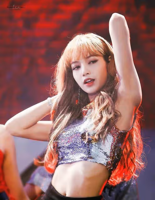 Lisa雜誌封面造型驚艷,短短兩月港泰日韓四版VOGUE封面悉數拿下