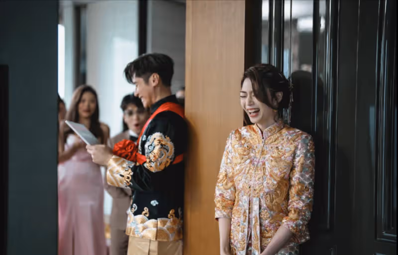 恭喜!TVB女星低胸婚紗出嫁!與英皇男星情深擁吻場面感人