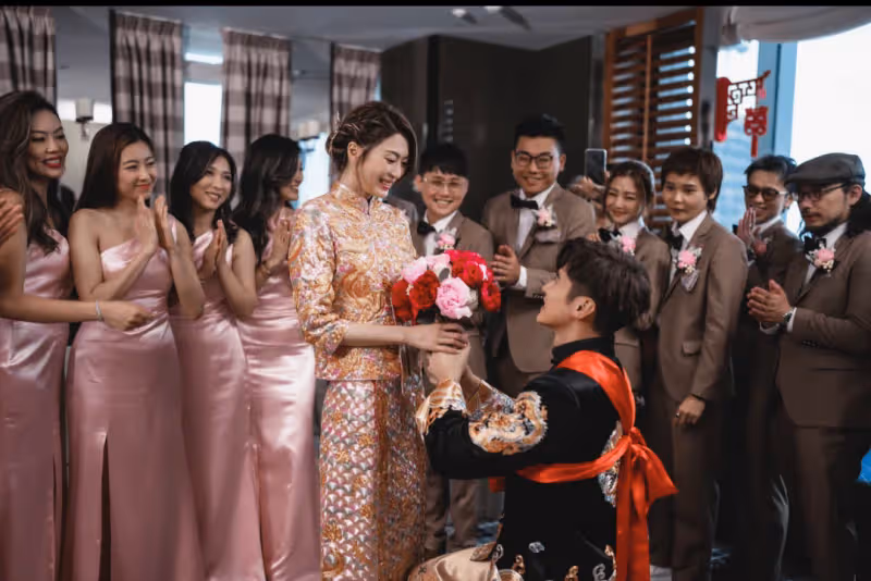 恭喜!TVB女星低胸婚紗出嫁!與英皇男星情深擁吻場面感人