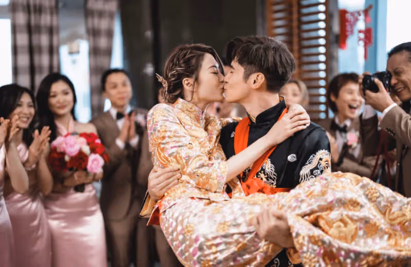 恭喜!TVB女星低胸婚紗出嫁!與英皇男星情深擁吻場面感人