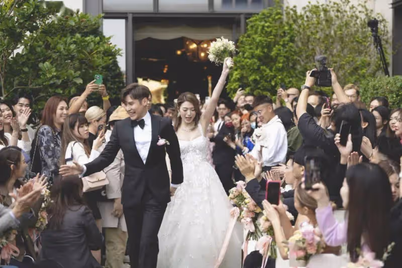恭喜!TVB女星低胸婚紗出嫁!與英皇男星情深擁吻場面感人