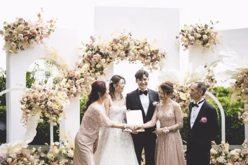 恭喜!TVB女星低胸婚紗出嫁!與英皇男星情深擁吻場面感人