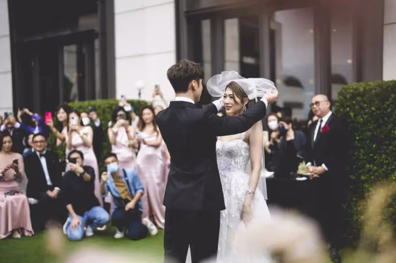 恭喜!TVB女星低胸婚紗出嫁!與英皇男星情深擁吻場面感人