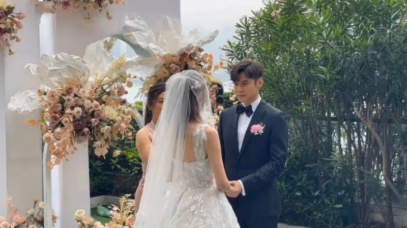 恭喜!TVB女星低胸婚紗出嫁!與英皇男星情深擁吻場面感人