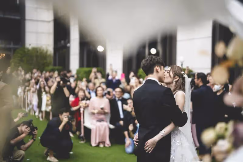 恭喜!TVB女星低胸婚紗出嫁!與英皇男星情深擁吻場面感人
