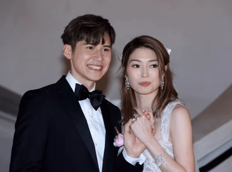 恭喜!TVB女星低胸婚紗出嫁!與英皇男星情深擁吻場面感人
