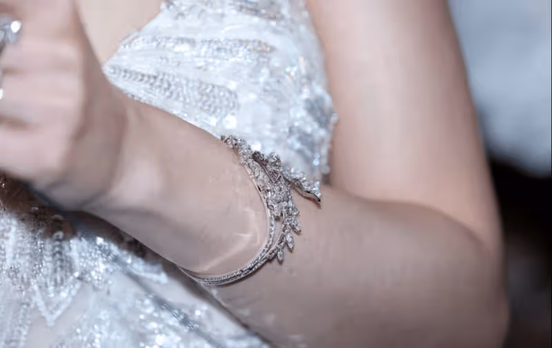 恭喜!TVB女星低胸婚紗出嫁!與英皇男星情深擁吻場面感人