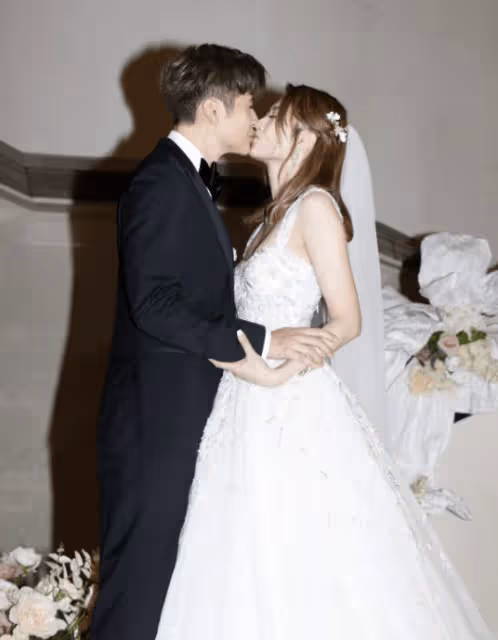 恭喜!TVB女星低胸婚紗出嫁!與英皇男星情深擁吻場面感人