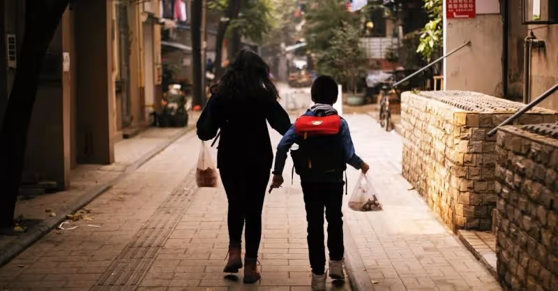單親10年，兒子給我買150平房子，每月給6000工資，我卻心寒發涼