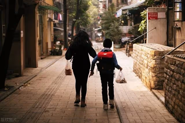 單親10年,兒子給我買150平房子,每月給6000工資,我卻心寒發涼