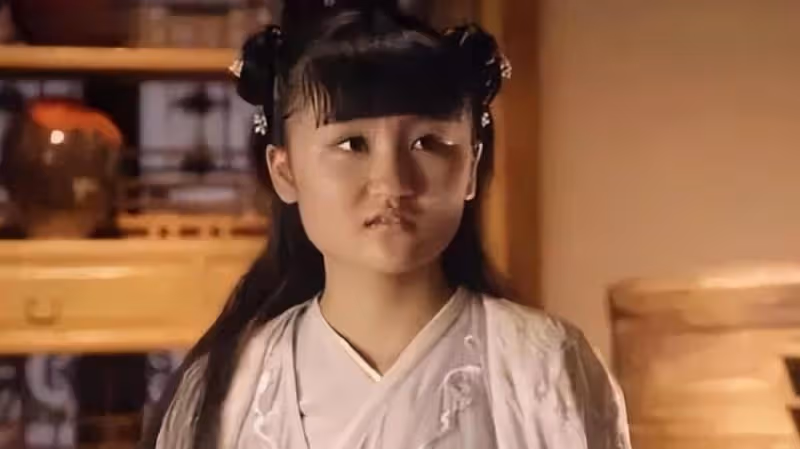 6歲被成龍抱著上春晚，14歲因長相被罵退圈，今減肥成功比明星美