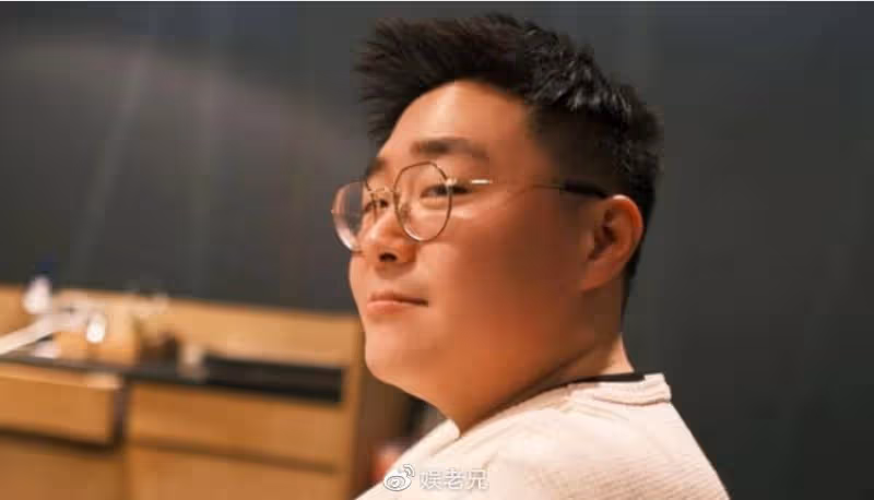 6歲被成龍抱著上春晚，14歲因長相被罵退圈，今減肥成功比明星美
